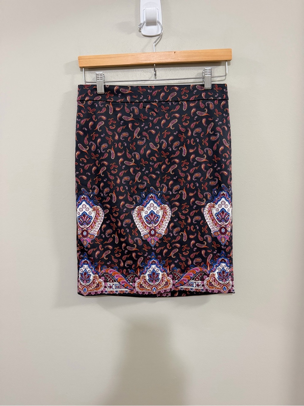 NWT J. Crew Black The Pencil Skirt with Paisley Medallion Accent. Size 0